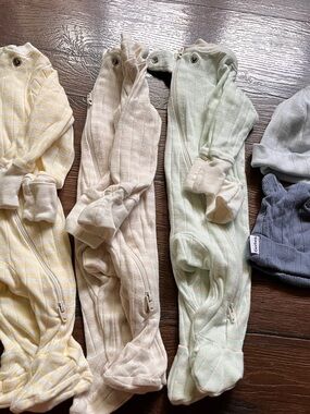 Newborn baby pajamas, organic cotton
3 pcs set & hats included